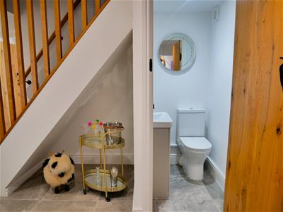 GUEST CLOAKROOM